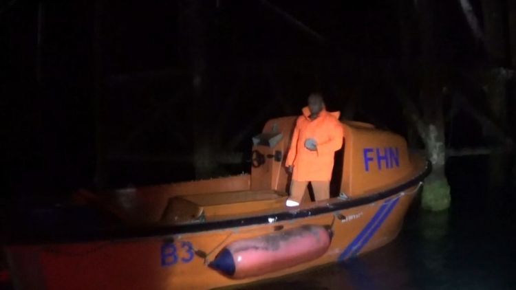 Dənizdə köməksiz qalan şəxs xilas edildi