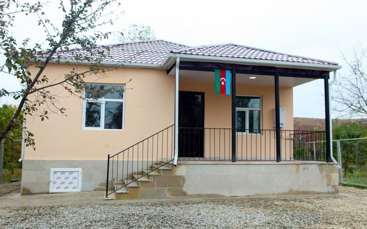 Şəhid ailələri və Qarabağ müharibəsi əlillərinə ev verildi