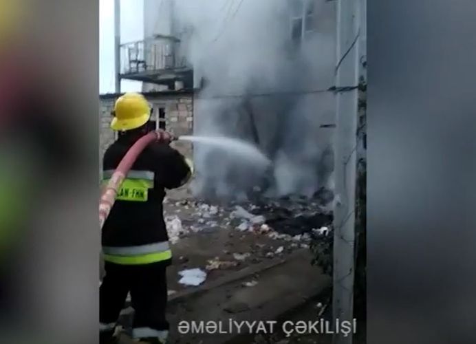 Füzuli şəhərində inzibati binada məişət tullantıları yanıb - VİDEO