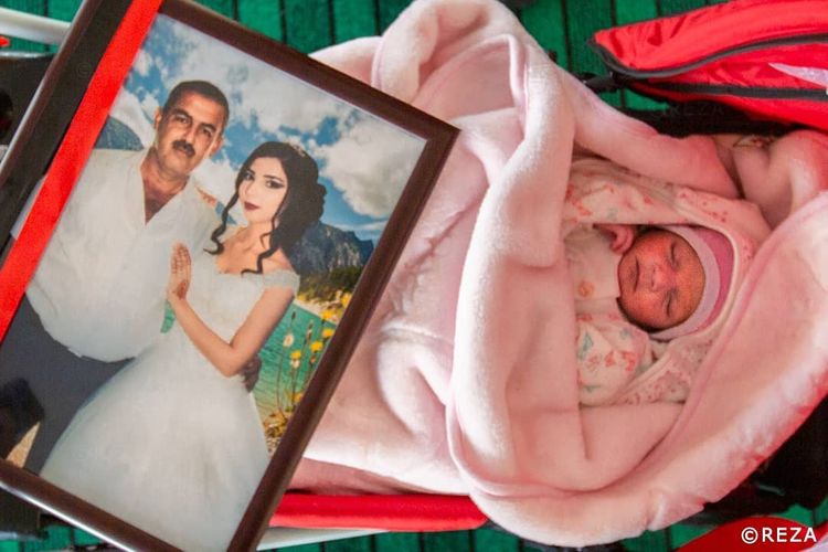 Azərbaycan əsilli fotoqraf illərdir övlad gözləyən terror qurbanlarından yazdı... - FOTO