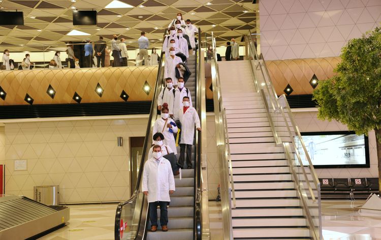 Koronavirusla mübarizə aparacaq kubalı tibb işçiləri Azərbaycana gəldi