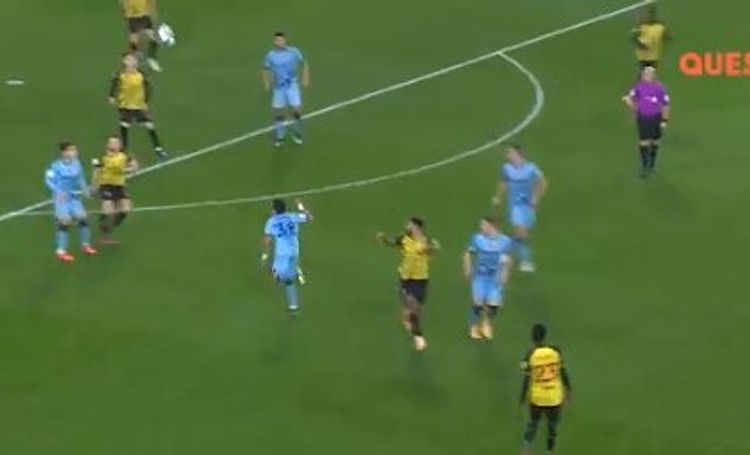 Futbolçu cərimə meydançasının xaricindən qol vurdu