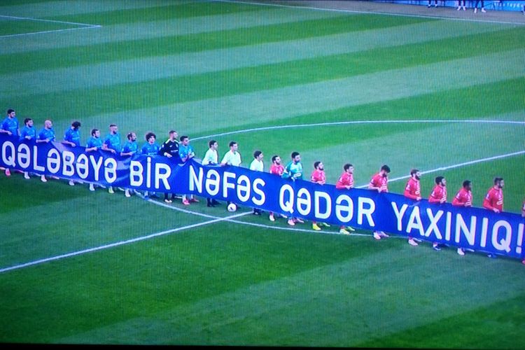 Klublarımız meydana “Qələbəyə bir nəfəs qədər yaxınıq” pankartı ilə çıxdı