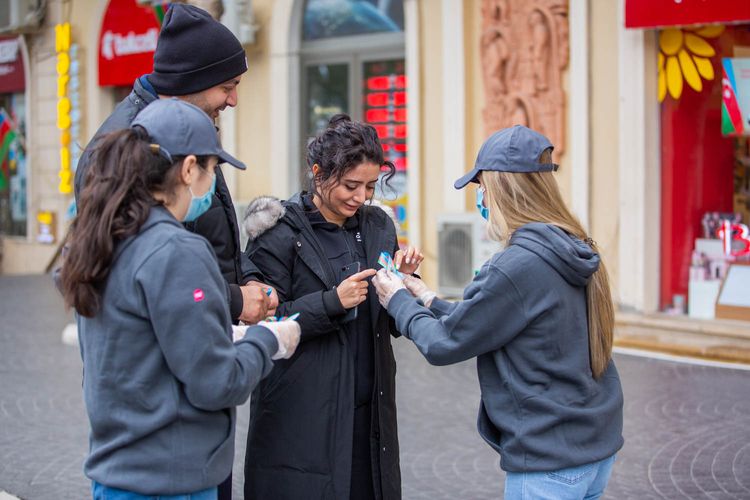  “Nar”dan vətəndaşlara bayraq hədiyyəsi!