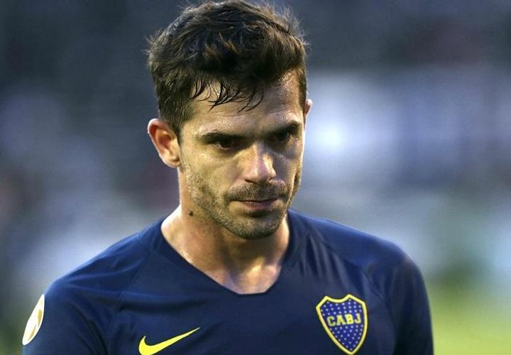 Məşhur futbolçu karyerasını bitirdi