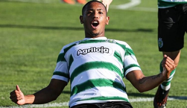 Futbolçu istirahət zamanı güllələndi