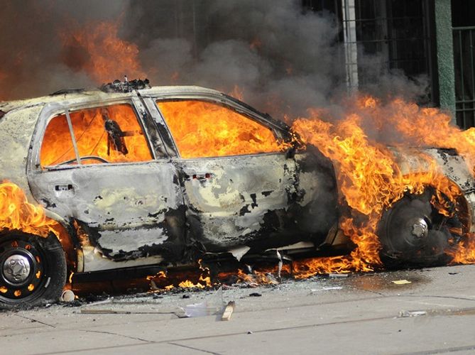 Bakıda təmir sexi içərisindəki maşınla birgə yandı