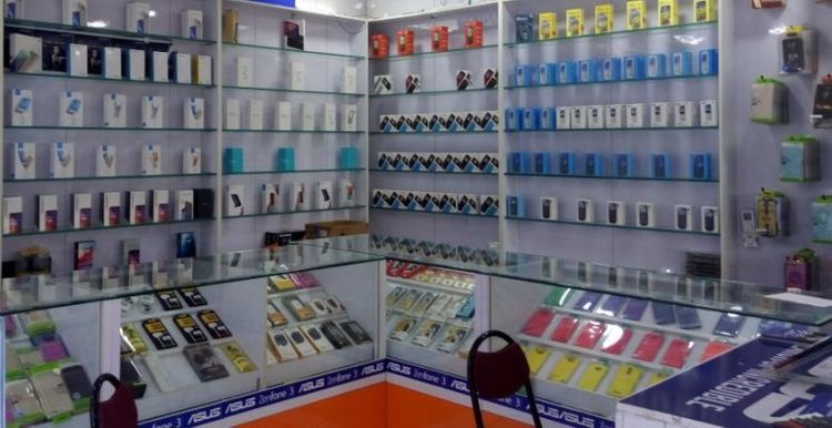 Mağazadan 3500 manatlıq telefon apardılar