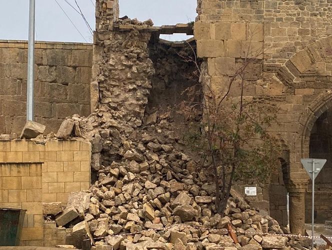 Sel Dərbəndin qala qapısını dağıtdı - FOTO