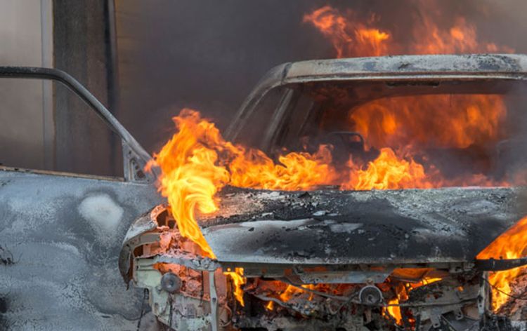 Bakıda minik avtomobili yandı