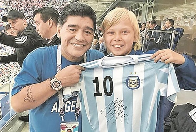 “Dəftərlərimi onun şəkilləri ilə bəzəmişdim... Formasını xüsusi qayğı ilə saxlayacam...” - Dünya ulduzları Maradonanı yad edir