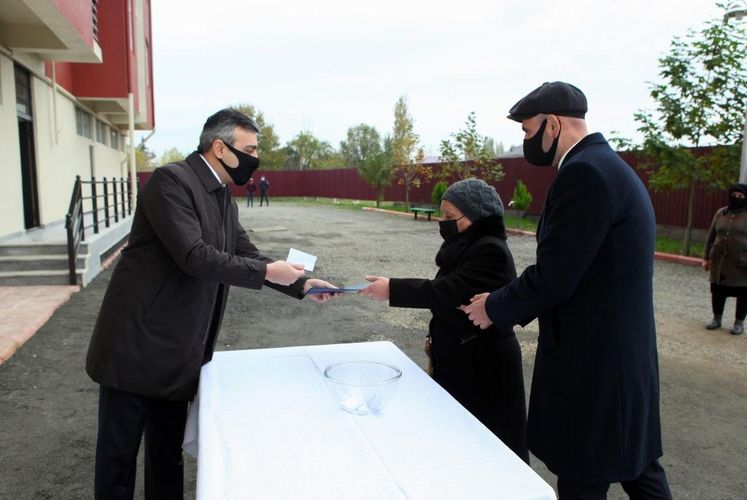 Şəhid ailələri və Qarabağ müharibəsi əlillərinə ev verildi