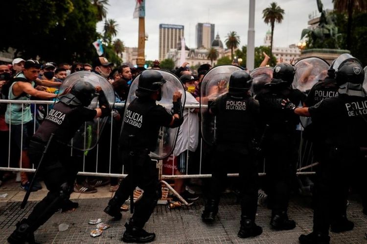 Dieqo Maradona ilə vida mərasiminin vaxtı uzadıldı