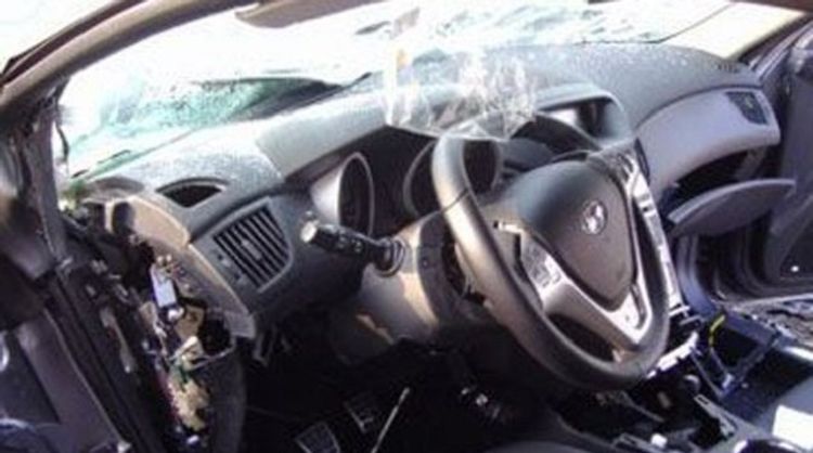 Sürücü maşını maneəyə çırpdı, arvadı öldü