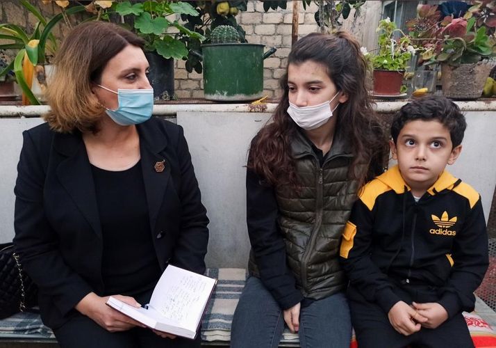 Nazirliyin əməkdaşları Gəncədə valideynlərini itirən uşaqlarla görüşüb