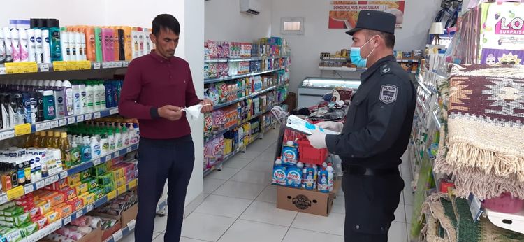 Yalnız polis görəndə maska taxanlara xəbərdarlıq edildi - FOTO