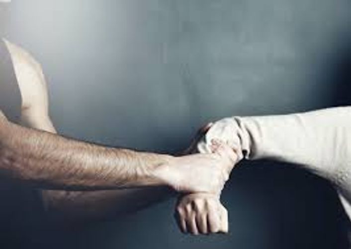 Qadını döyüb telefonunu aldı