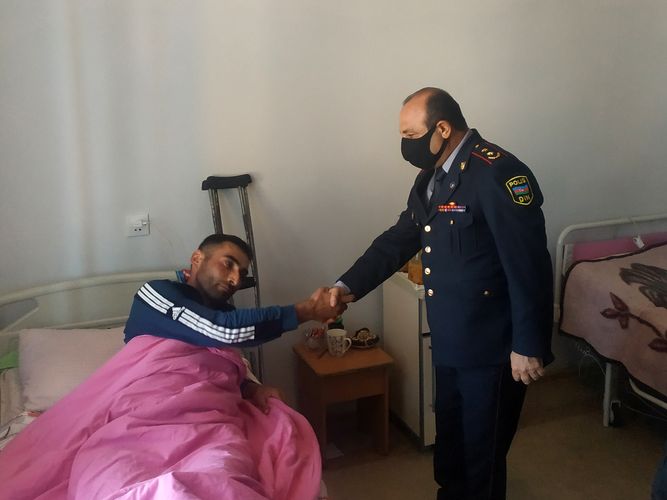 Polis rəisi yaralı əsgərlərimiz iziyarət etdi - FOTO