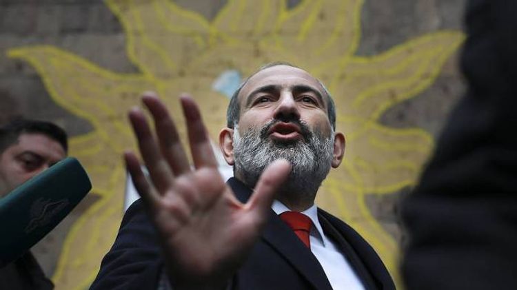 Ağlını itirmiş rəhbər və ya Paşinyanın “parkinson xəstəliyi”