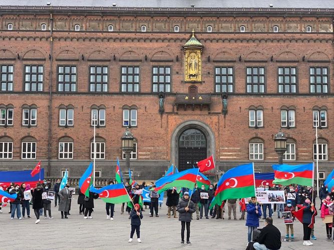 Kopenhagenin “Radhuspladsen” meydanında erməni terroruna qarşı ETİRAZ 