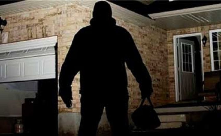 Evdən külli miqdarda xarici valyuta oğurlandı