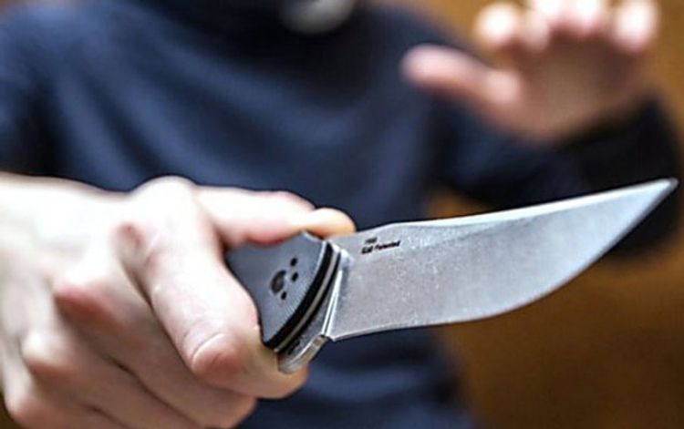 Özündən 10 yaş böyük tanışını bıçaqlayıb öldürdü