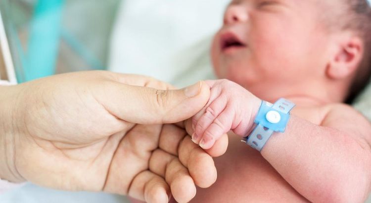 Sağlam doğulan uşaq öldü, cinayət işi açıldı