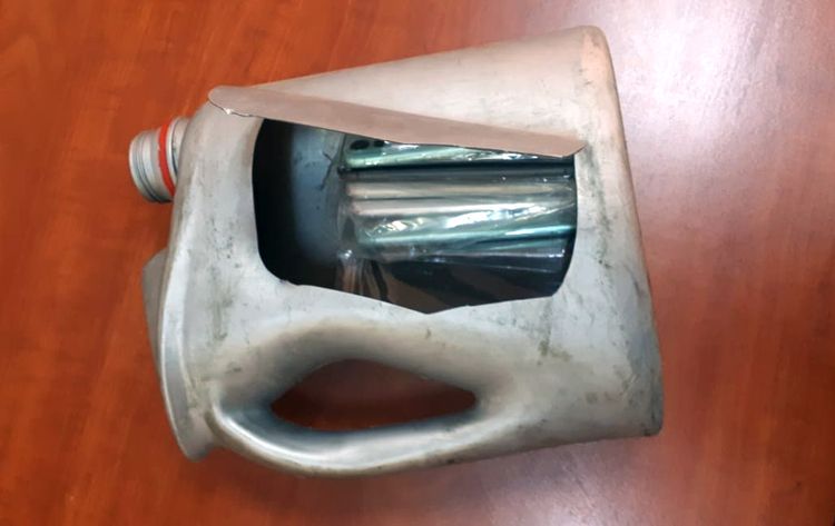 "Yuyucu toz"un içində telefon gətirmək istədi - FOTO