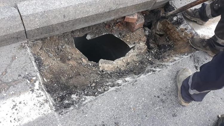 Paytaxtda asfalt örtüyü çökdü - FOTO