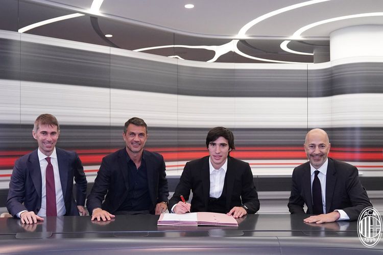 "Milan" yeni transferini təqdim etdi