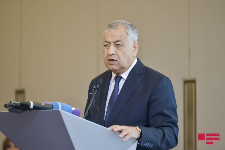 Deputat: “Azərbaycanda Azərbaycan dilindən başqa bütün dillərdə reklam var”