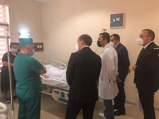 Təhsil naziri  3-cü mərtəbədən yıxılan şagirdə baş çəkdi