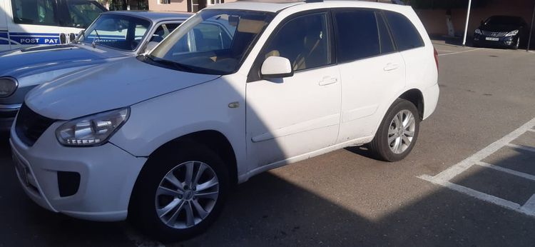 Silahla hədələyib maşınını əlindən aldı - FOTO