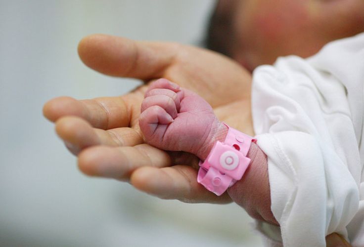 Sağlam doğulan uşaq öldü - Həkim səhlənkarlığı