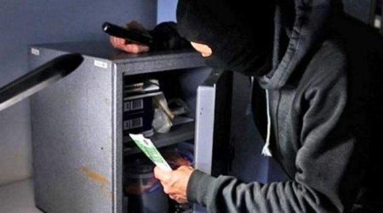 İçərisi dolu seyf oğurlandı