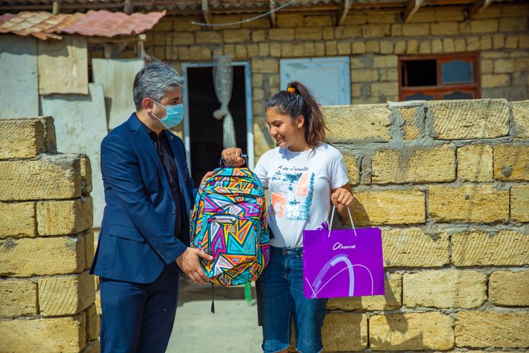 <font color=red>®</font> "Azercell" yüksək nəticə göstərən abituriyentlərə planşetlər təqdim edib - FOTO