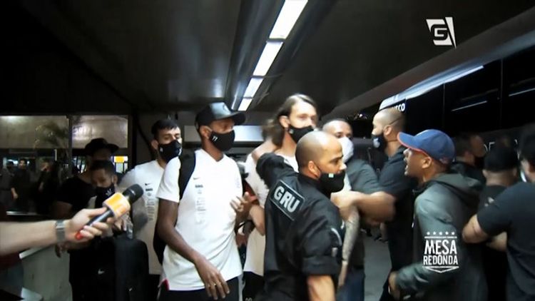 Fanatlar futbolçulara hücum etdilər - VİDEO