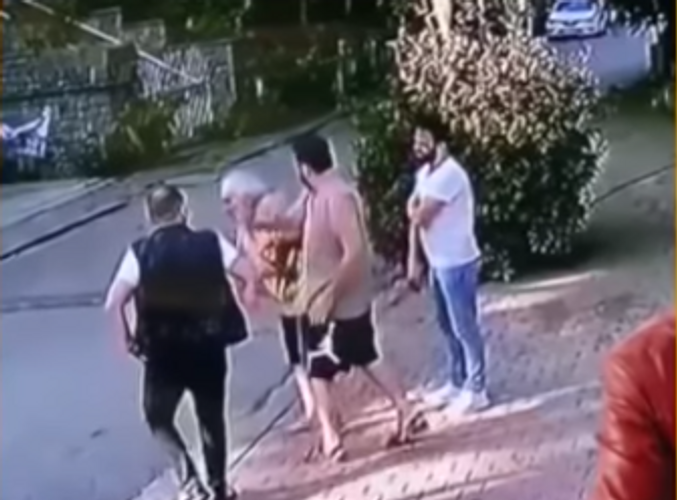 Müğənni qonşusunu belə döydü - VİDEOSU YAYILDI 