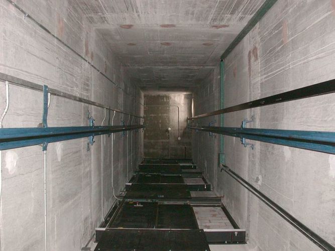 Bakıda şirkətin işçisi liftin şaxtasına düşüb öldü - MƏHKƏMƏ