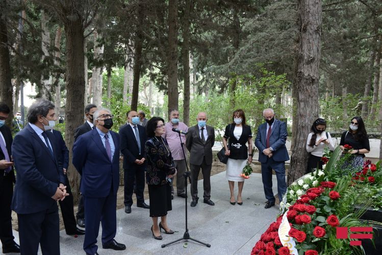 Üzeyir Hacıbəylinin məzarı ziyarət edildi - FOTO