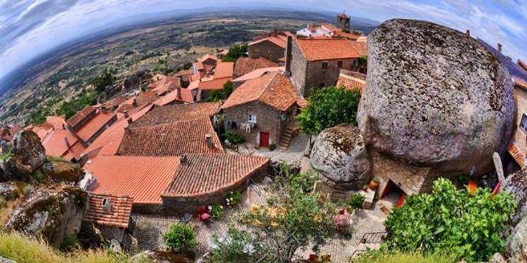 Nəhəng qayaların altında kənd: "Müqəddəs dağa açılan mənzərə"  - FOTOLENT