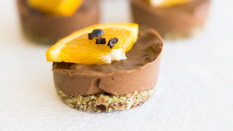 Bu şirniyyatı bişirmək üçün sobaya ehtiyac yoxdur: Şokolad portağallı mini tort