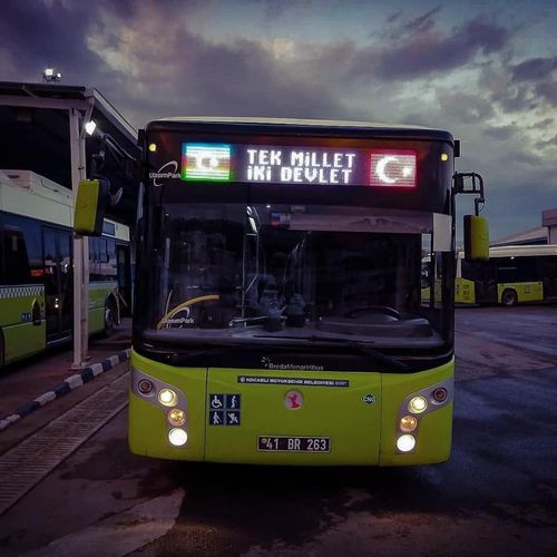 Türkiyə avtobuslarında “Tək millət, iki dövlət” şüarı 
