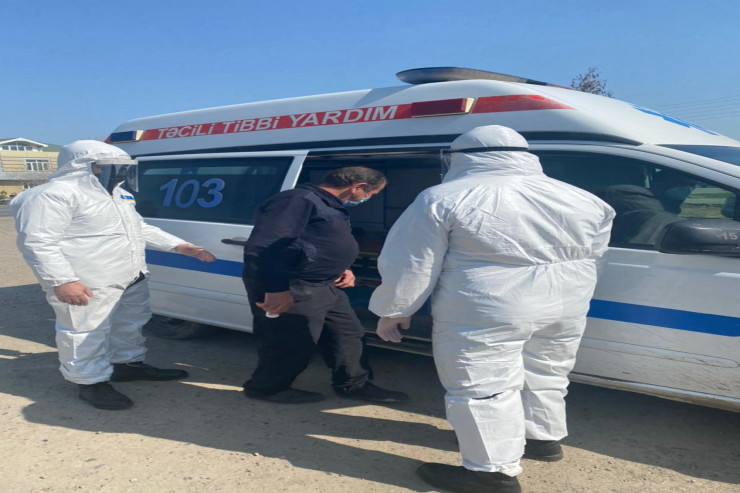 Qaydanı pozan koronavirus xəstəsi