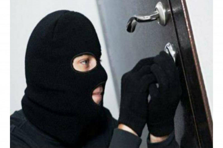 Tanışı qadını evində soydu