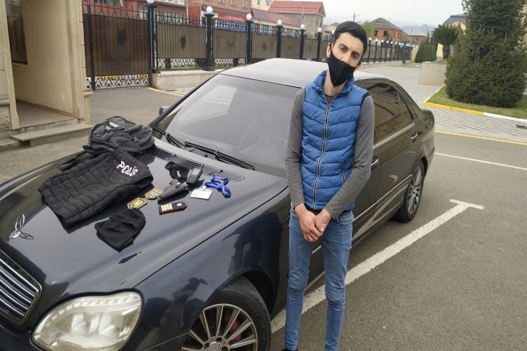 Özünü polis kimi təqdim edən Elsevər Cəfərzadə