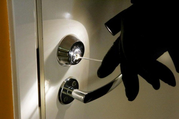 Bakıda evdən 10 min manatlıq  qızıl apardılar