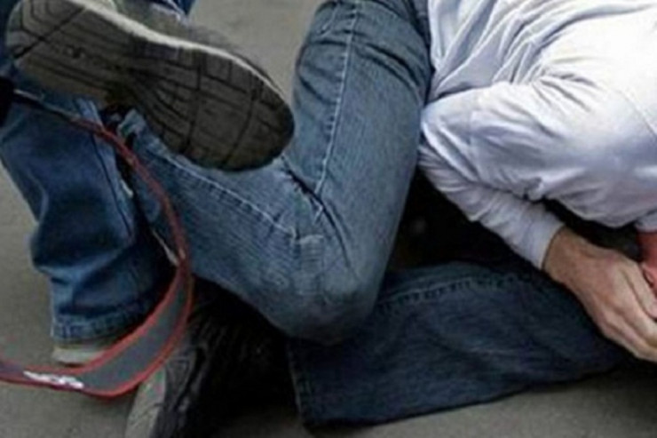 Başından vurub maşınını əlindən aldılar