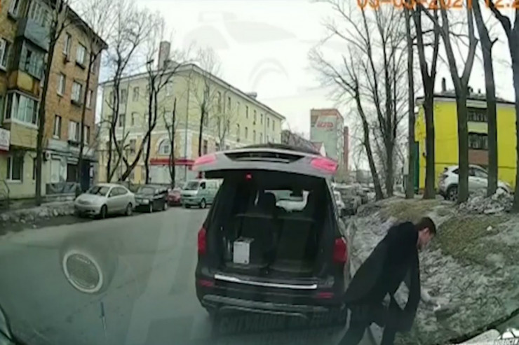 Küçəyə zibil atan deputat partiyadan qovuldu -  VİDEO 