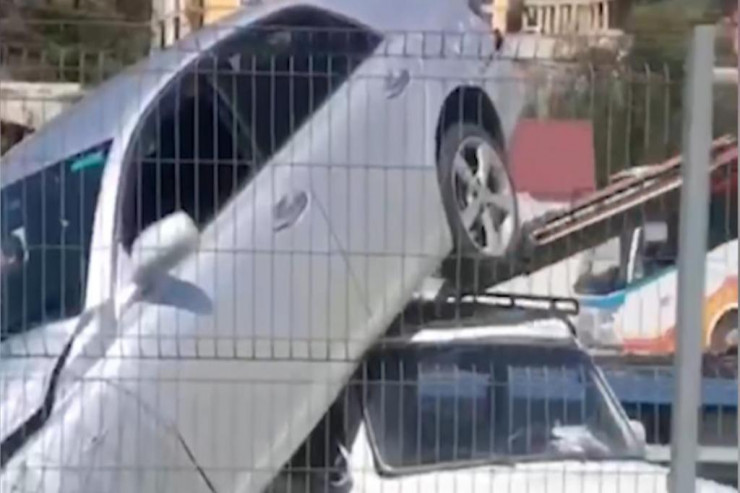 Qorxunc  QƏZA:  “Toyota” "Niva”nın üstünə uçdu - VİDEO 
